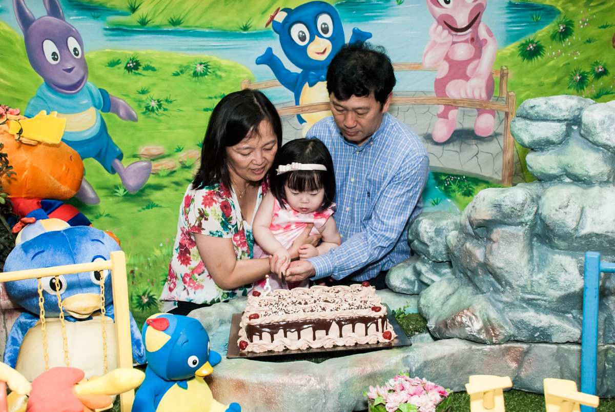 cortando o primeiro pedaço de bolo no fotografia da família na mesa temática no Buffet Viva Vida, Butantã, São Paulo, aniversário de Julia Yumi, tema da festa Backardigans