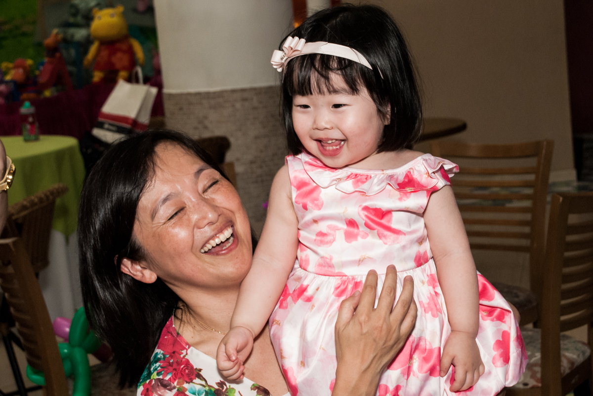 rindo muito com a mamãe no fotografia da família na mesa temática no Buffet Viva Vida, Butantã, São Paulo, aniversário de Julia Yumi, tema da festa Backardigans
