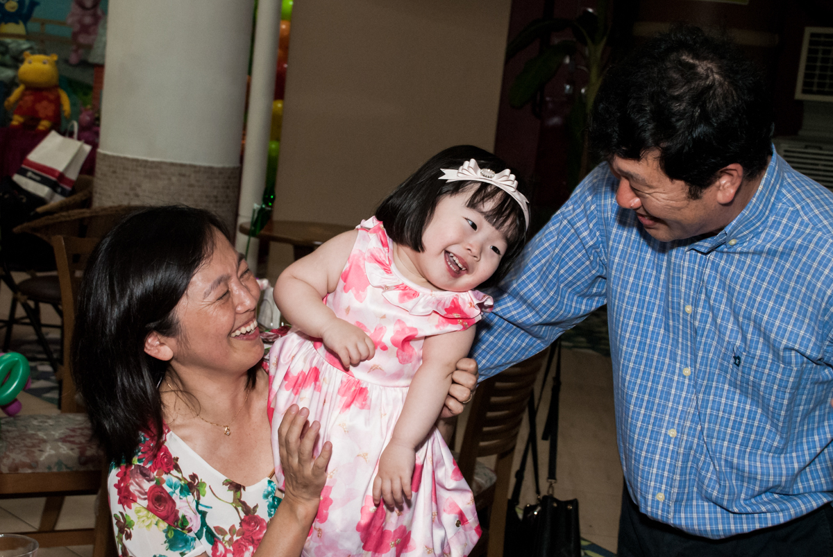 gargalhada no final da festa no fotografia da família na mesa temática no Buffet Viva Vida, Butantã, São Paulo, aniversário de Julia Yumi, tema da festa Backardigans