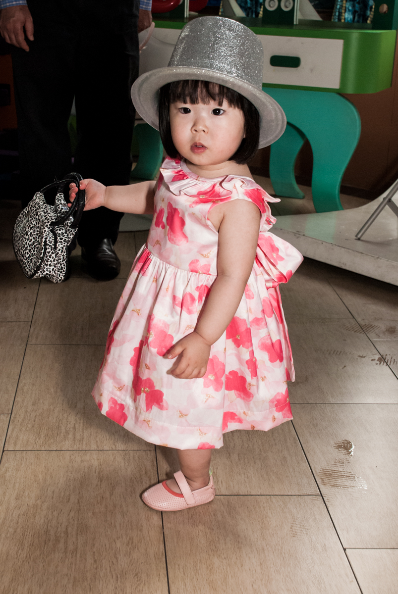 fantasia de mocinha no fotografia da família na mesa temática no Buffet Viva Vida, Butantã, São Paulo, aniversário de Julia Yumi, tema da festa Backardigans