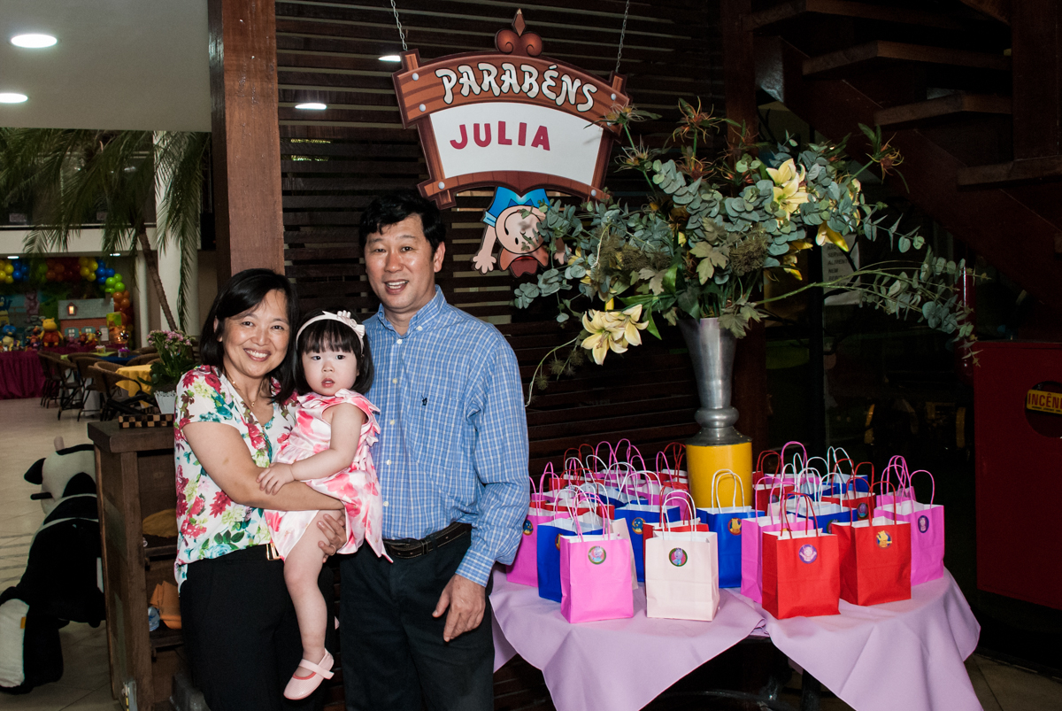 fotografia da família arco de bexigas no Buffet Viva Vida, Butantã, São Paulo, aniversário de Julia Yumi, tema da festa Backardigans
