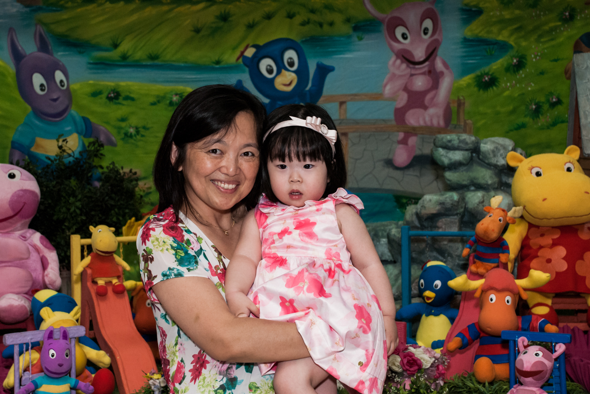 fotografia mãe e filha no fotografia da família na mesa temática no Buffet Viva Vida, Butantã, São Paulo, aniversário de Julia Yumi, tema da festa Backardigans