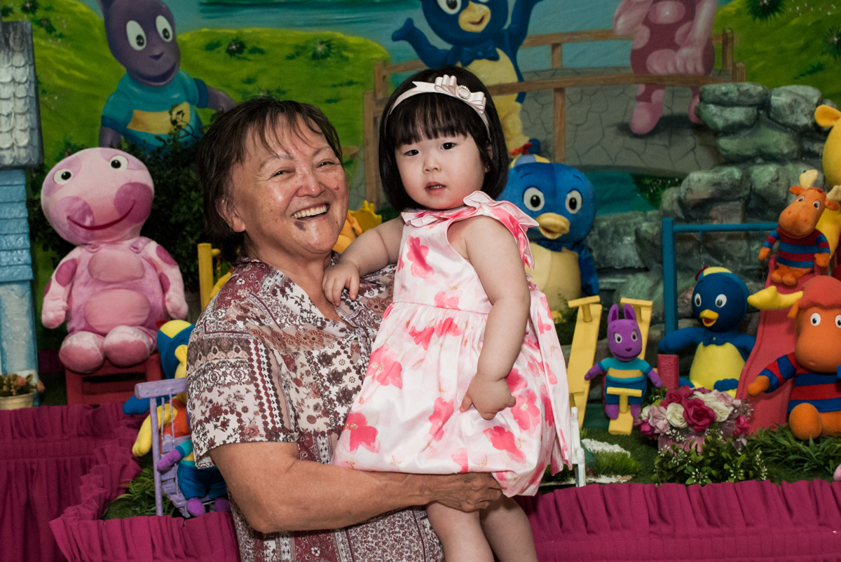 fotografia com a vovó no fotografia da família na mesa temática no Buffet Viva Vida, Butantã, São Paulo, aniversário de Julia Yumi, tema da festa Backardigans