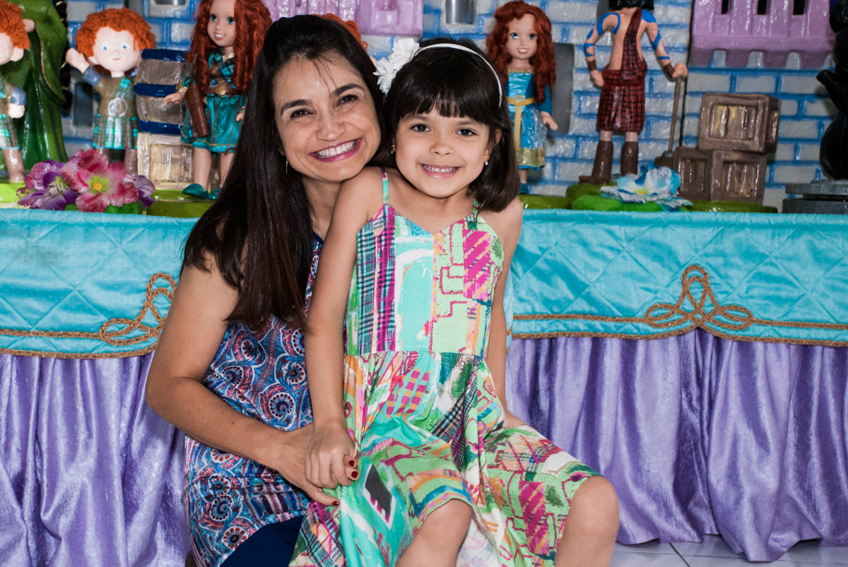 colinho da mamãe no Buffet Magic Joy, Saúde, São Paulo, aniversário de Beatriz e Marina, tema da festa Valente