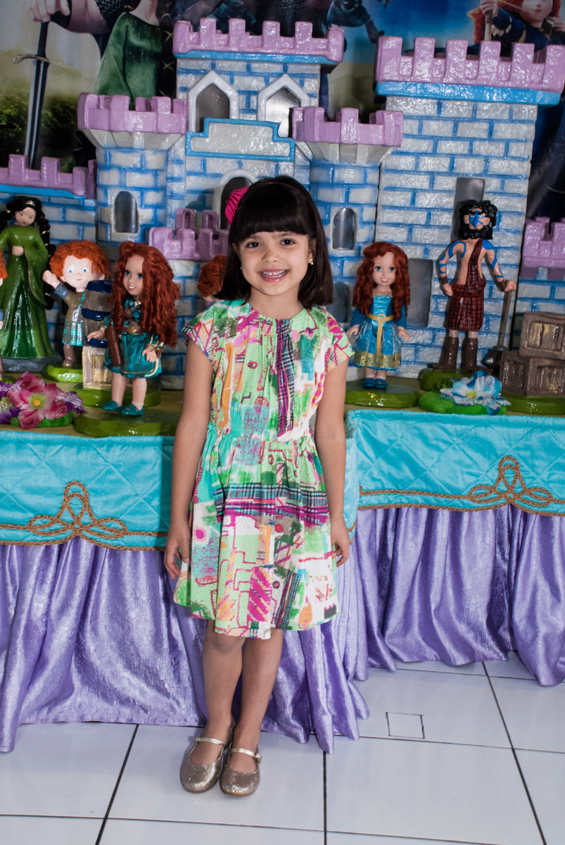 posando para foto no Buffet Magic Joy, Saúde, São Paulo, aniversário de Beatriz e Marina, tema da festa Valente