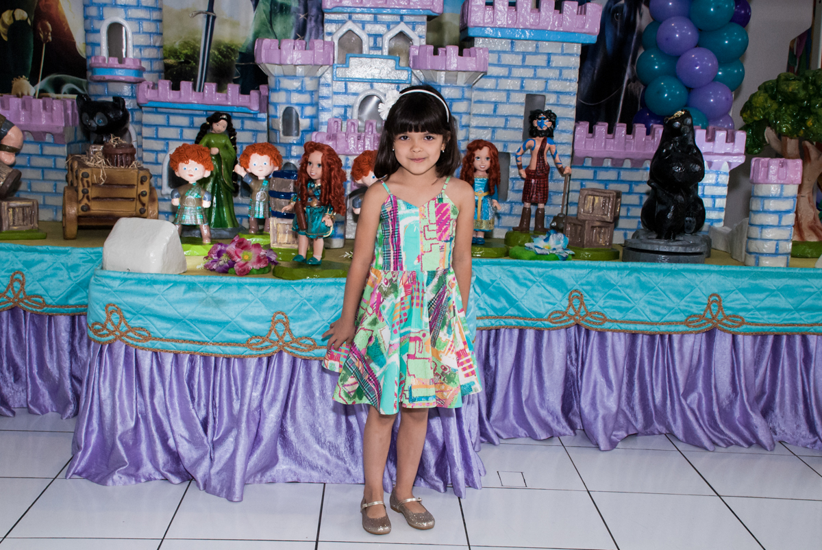 mais pose para as fotos no Buffet Magic Joy, Saúde, São Paulo, aniversário de Beatriz e Marina, tema da festa Valente