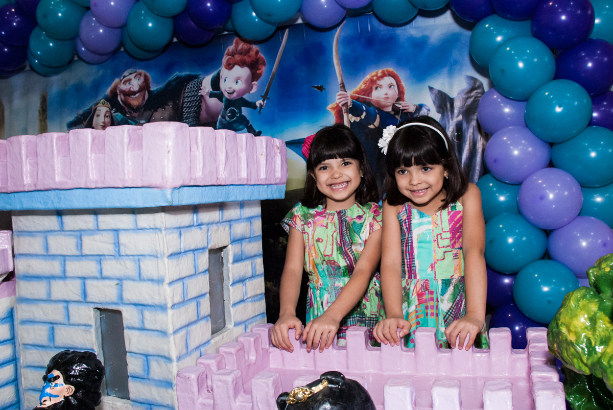 as gêmeas posam para a foto no Buffet Magic Joy, Saúde, São Paulo, aniversário de Beatriz e Marina, tema da festa Valente