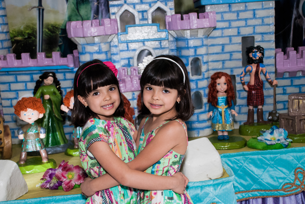 abraço das gêmeas no Buffet Magic Joy, Saúde, São Paulo, aniversário de Beatriz e Marina, tema da festa Valente