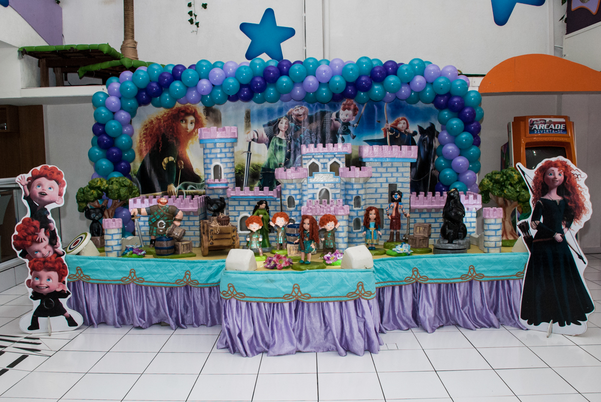 mesa temática no Buffet Magic Joy, Saúde, São Paulo, aniversário de Beatriz e Marina, tema da festa Valente