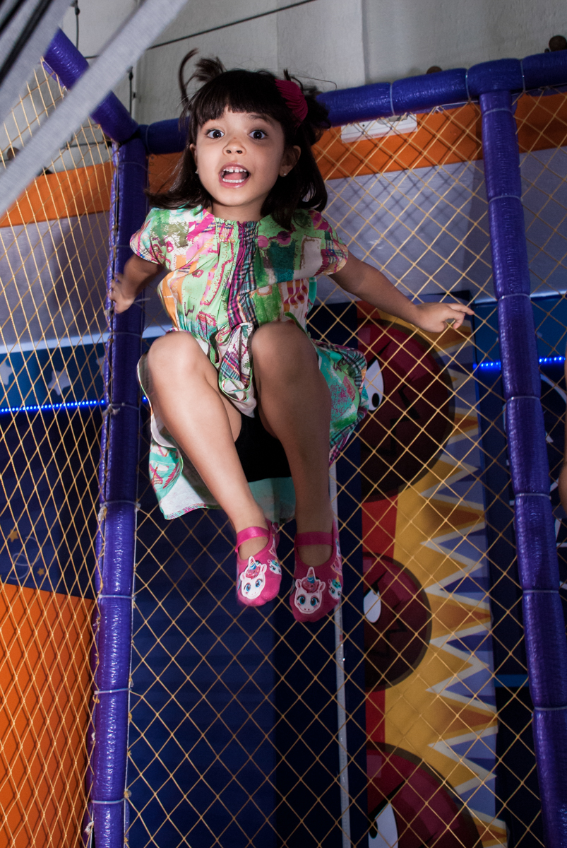 pula pula legal no Buffet Magic Joy, Saúde, São Paulo, aniversário de Beatriz e Marina, tema da festa Valente