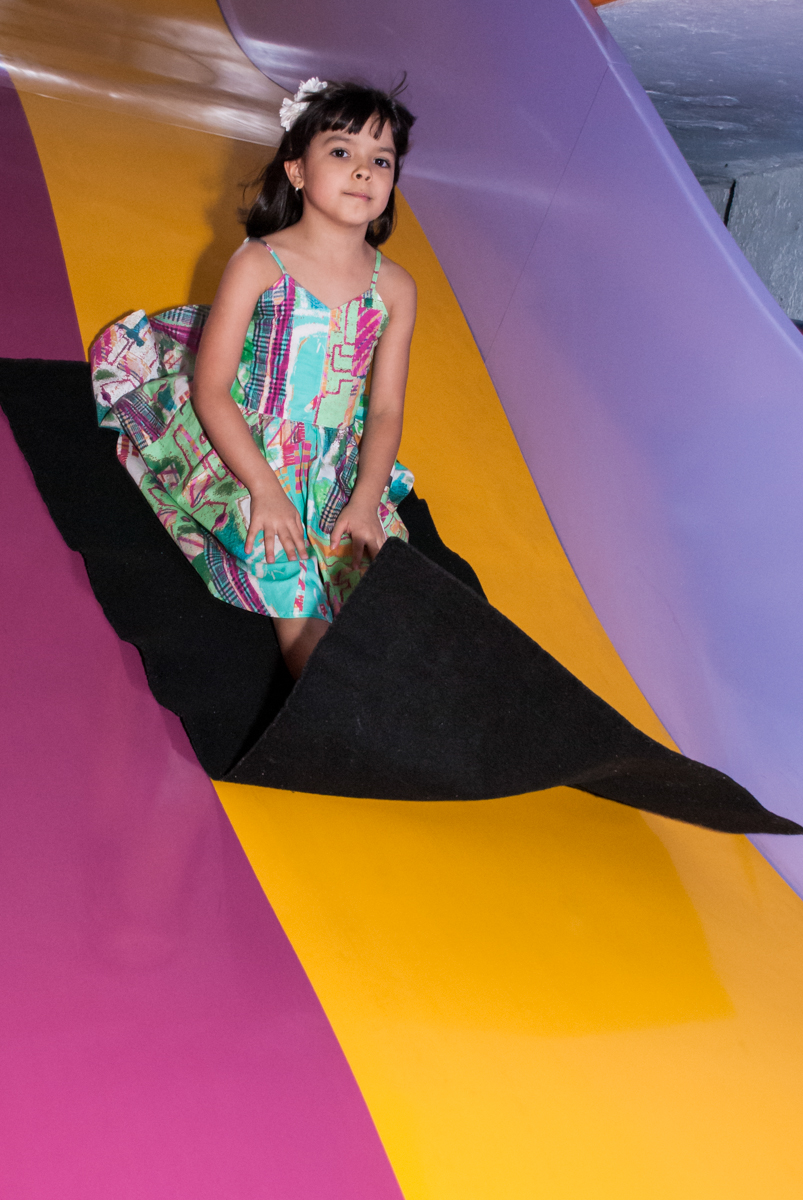 mais diversão no tobogã no Buffet Magic Joy, Saúde, São Paulo, aniversário de Beatriz e Marina, tema da festa Valente