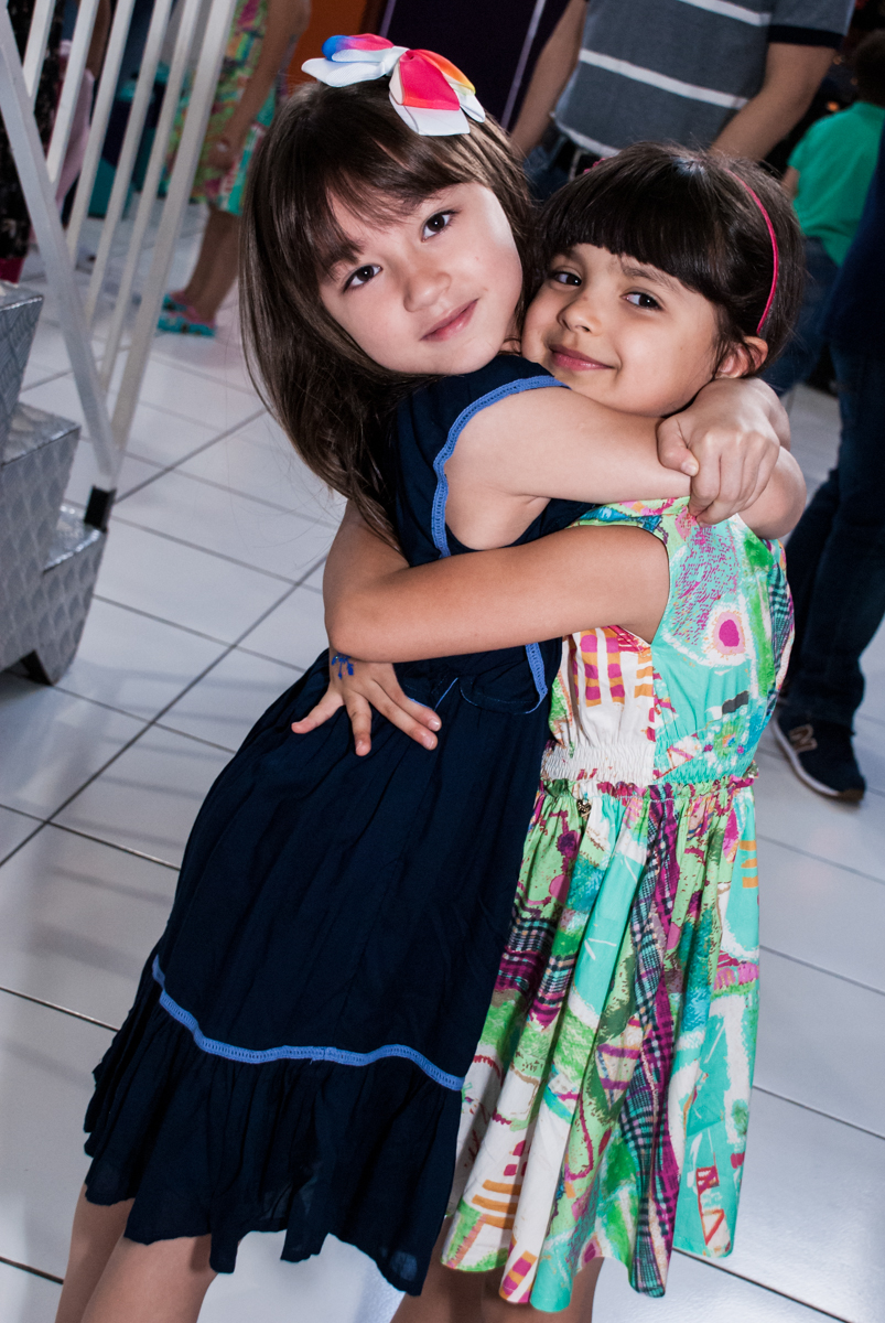 abraço das amigas no Buffet Magic Joy, Saúde, São Paulo, aniversário de Beatriz e Marina, tema da festa Valente