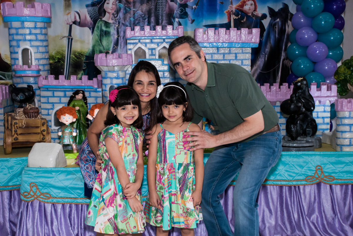 fotografia da família no Buffet Magic Joy, Saúde, São Paulo, aniversário de Beatriz e Marina, tema da festa Valente