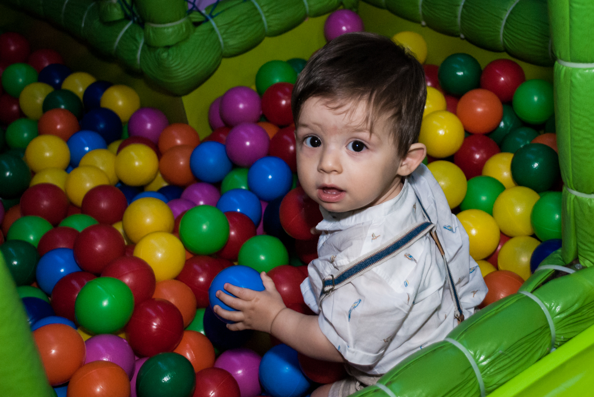 piscina de bolinhas divertida no Buffet Magic Joy, Saúde, São Paulo, aniversário de Beatriz e Marina, tema da festa Valente