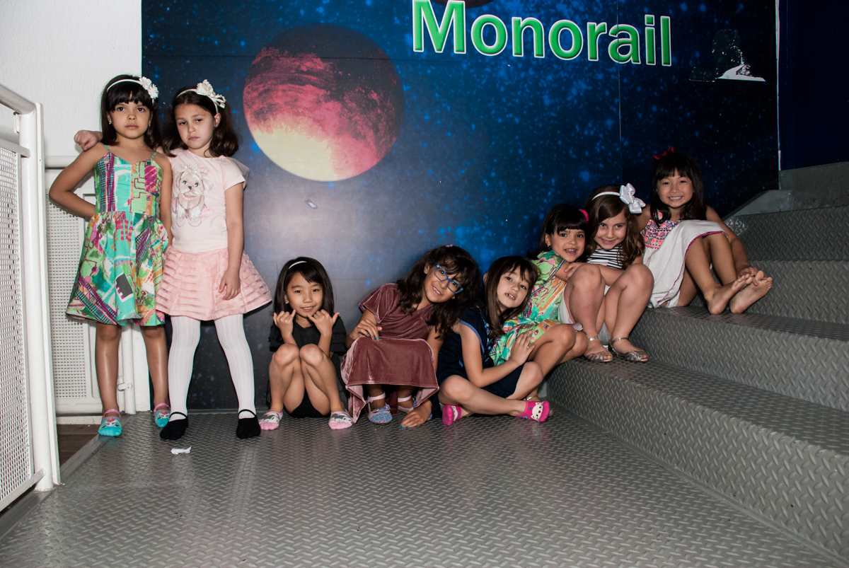 posando para foto na área lazer no Buffet Magic Joy, Saúde, São Paulo, aniversário de Beatriz e Marina, tema da festa Valente