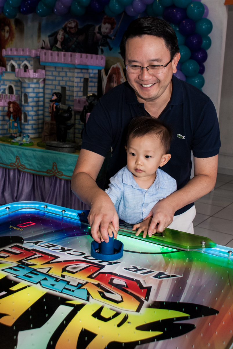 disputando jogo de futebol de mesa no Buffet Magic Joy, Saúde, São Paulo, aniversário de Beatriz e Marina, tema da festa Valente