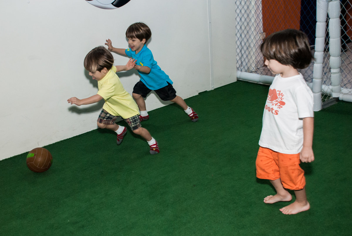 futebol divertido no Buffet Magic Joy, Saúde, São Paulo, aniversário de Beatriz e Marina, tema da festa Valente