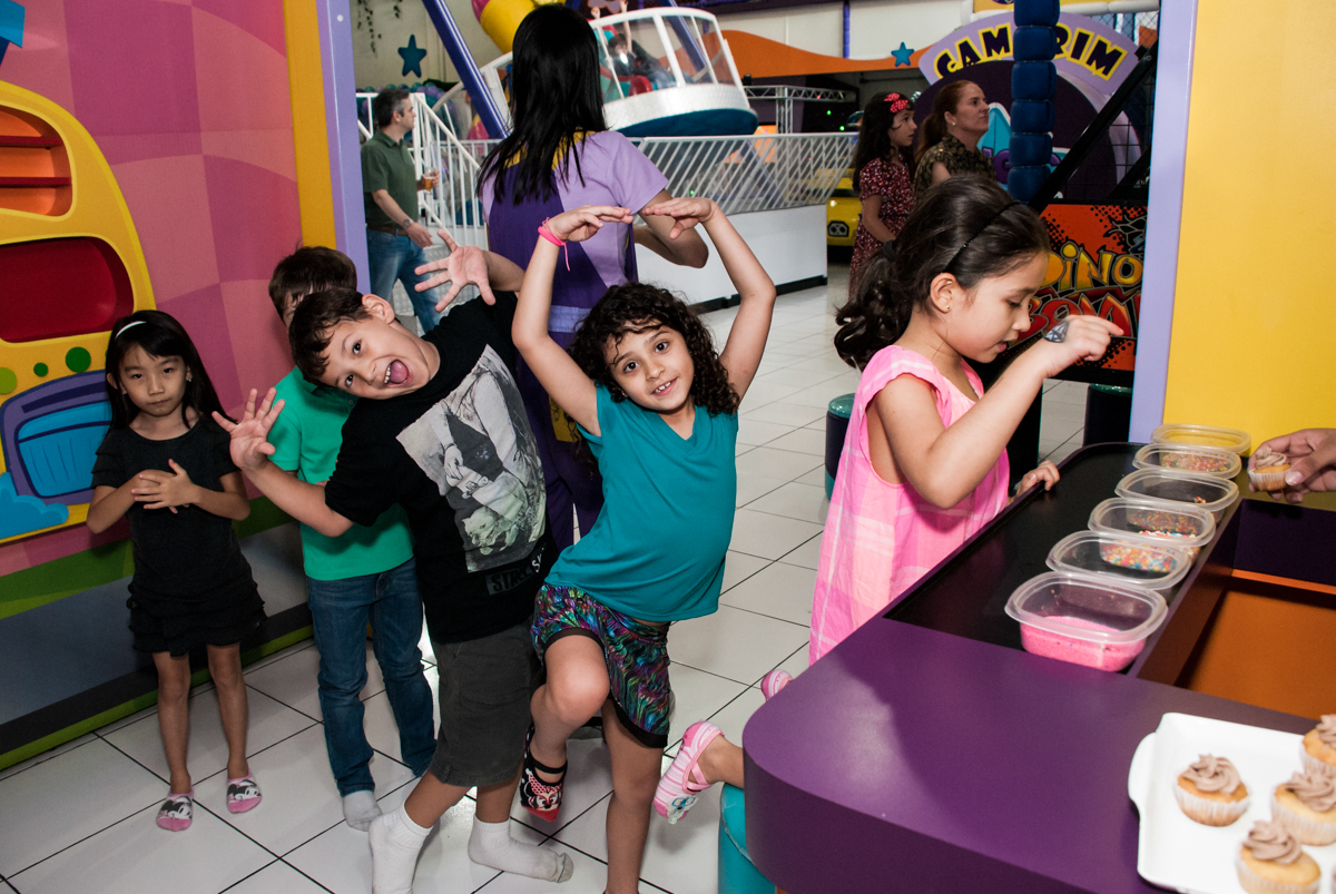 fila para preparar o cup cacke no Buffet Magic Joy, Saúde, São Paulo, aniversário de Beatriz e Marina, tema da festa Valente