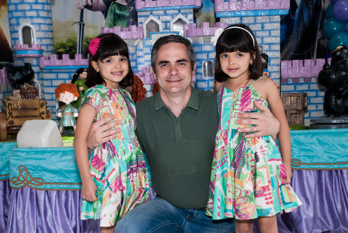 foto do pai com as aniversariantes no Buffet Magic Joy, Saúde, São Paulo, aniversário de Beatriz e Marina, tema da festa Valente