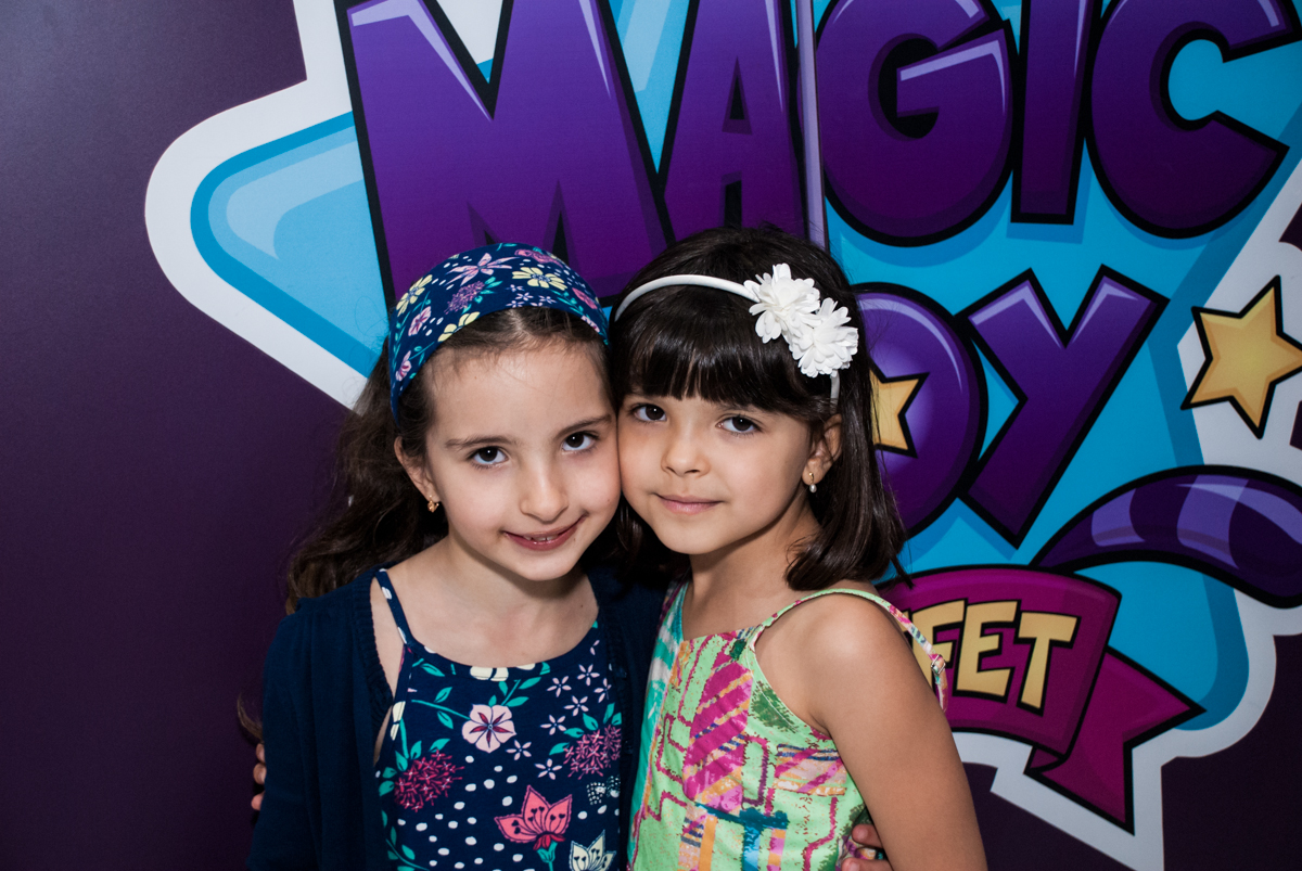 abraço da amiga no Buffet Magic Joy, Saúde, São Paulo, aniversário de Beatriz e Marina, tema da festa Valente