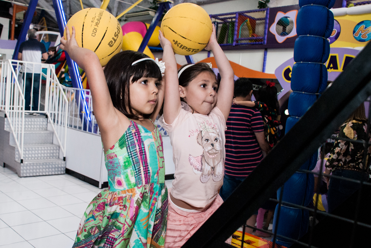 basquete bool divertido no Buffet Magic Joy, Saúde, São Paulo, aniversário de Beatriz e Marina, tema da festa Valente