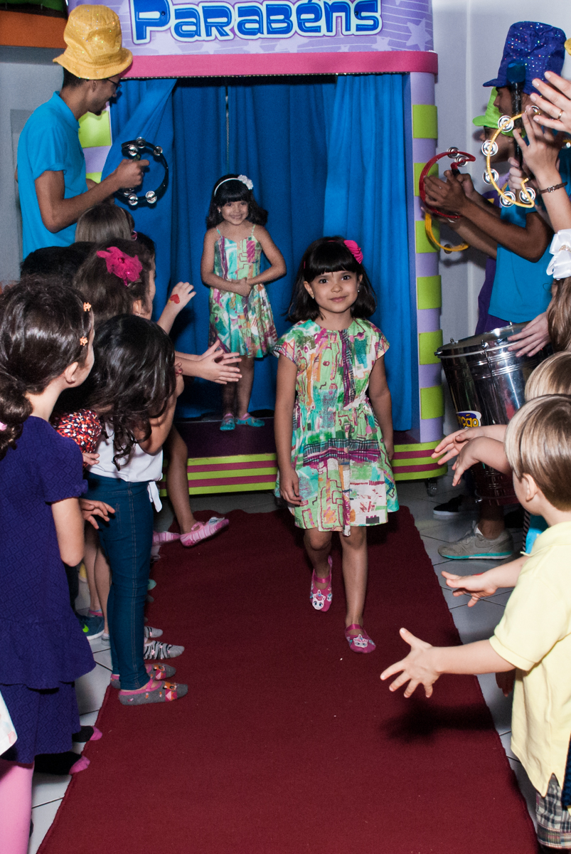 saindo da máquina do parabéns no Buffet Magic Joy, Saúde, São Paulo, aniversário de Beatriz e Marina, tema da festa Valente