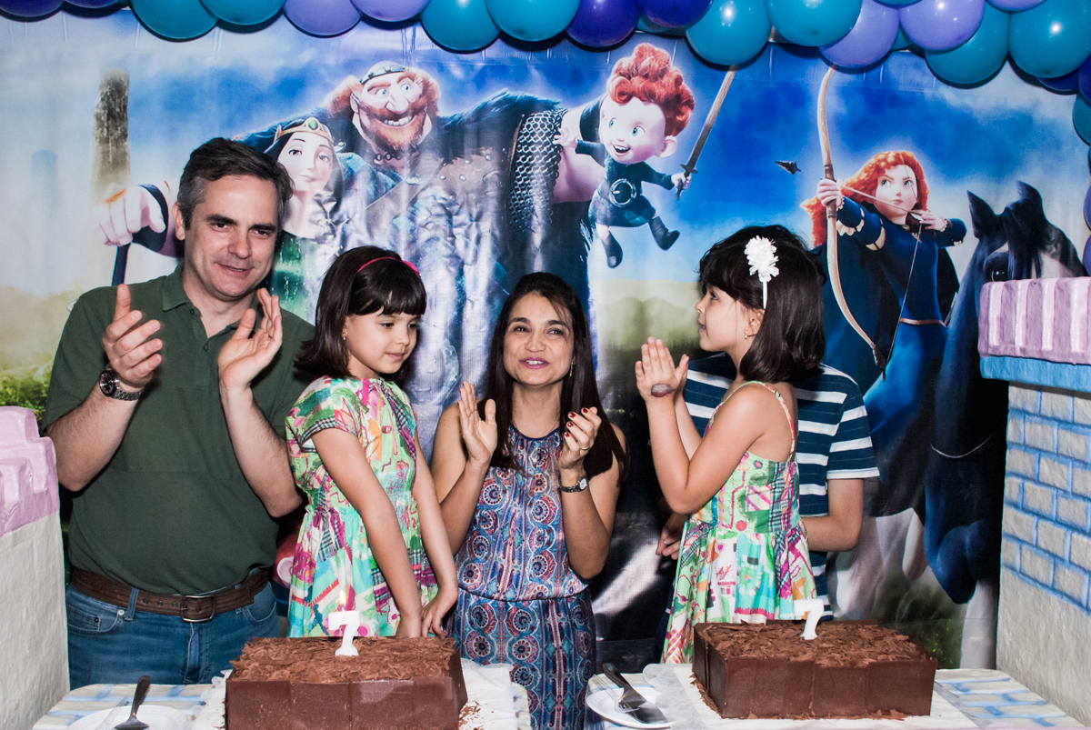hora de cantar o parabéns no Buffet Magic Joy, Saúde, São Paulo, aniversário de Beatriz e Marina, tema da festa Valente