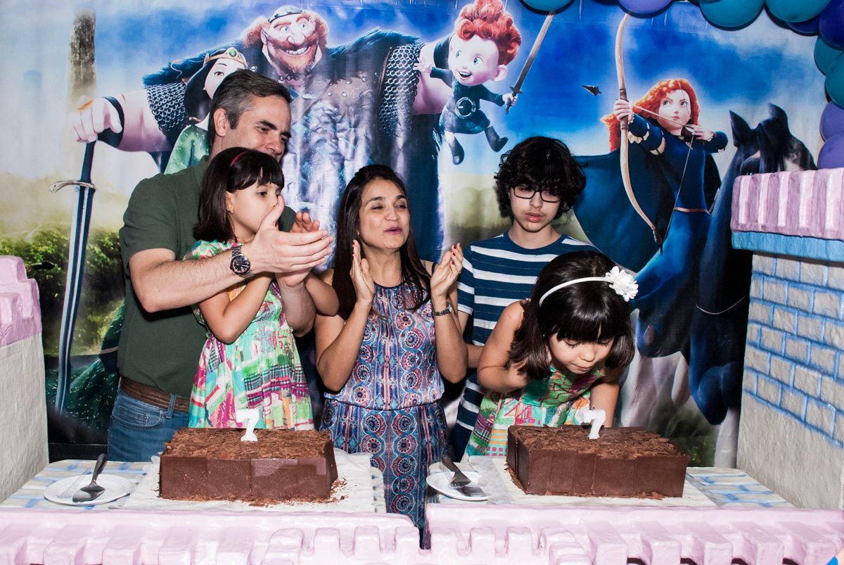 soprando a vela do bolo no Buffet Magic Joy, Saúde, São Paulo, aniversário de Beatriz e Marina, tema da festa Valente