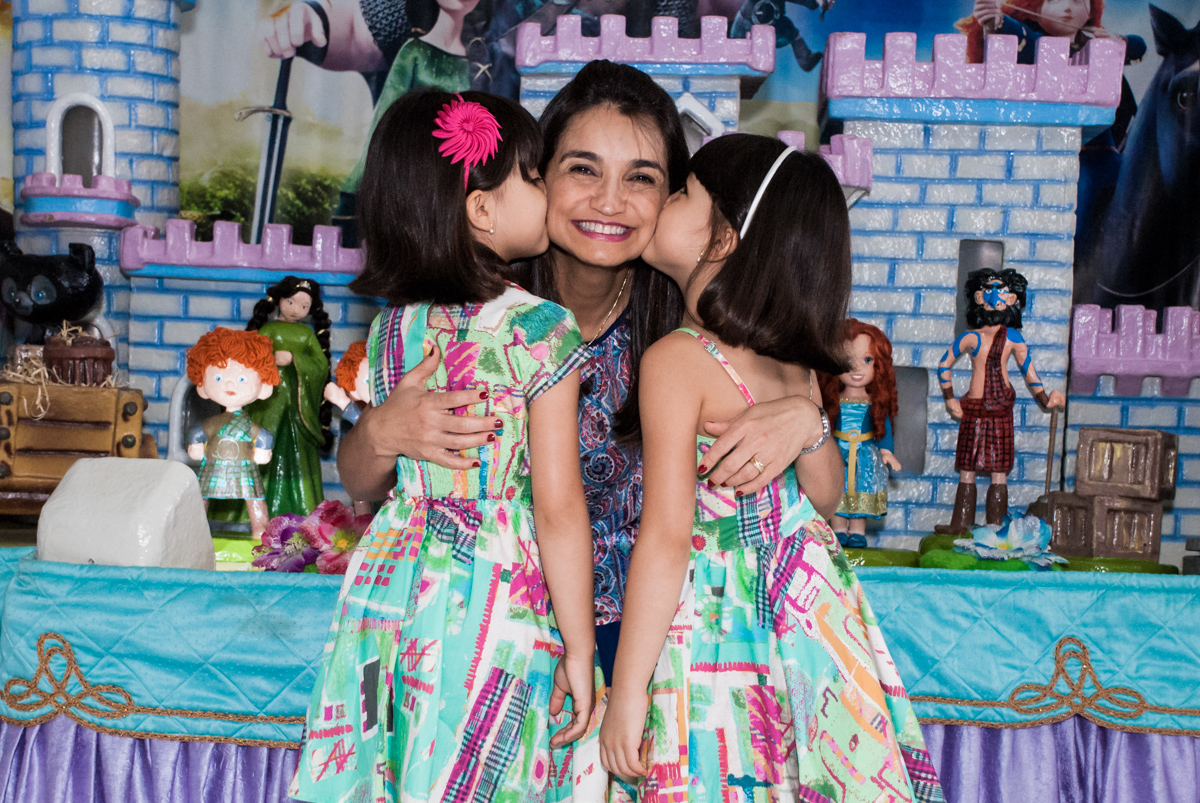 beijo sanduiche no Buffet Magic Joy, Saúde, São Paulo, aniversário de Beatriz e Marina, tema da festa Valente