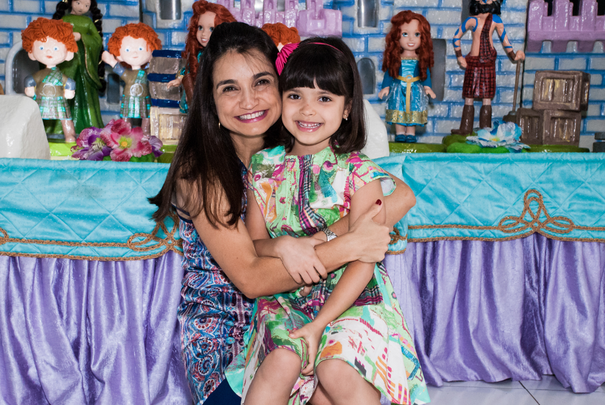 foto mãe e filha no Buffet Magic Joy, Saúde, São Paulo, aniversário de Beatriz e Marina, tema da festa Valente