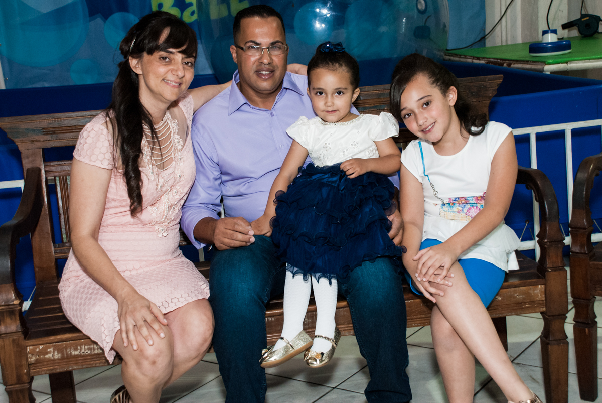 foto da família no Buffet Fábrica da Alegria, Osasco, São Paulo, aniversário de Heloise 3 anos, tema da festa princesas baby