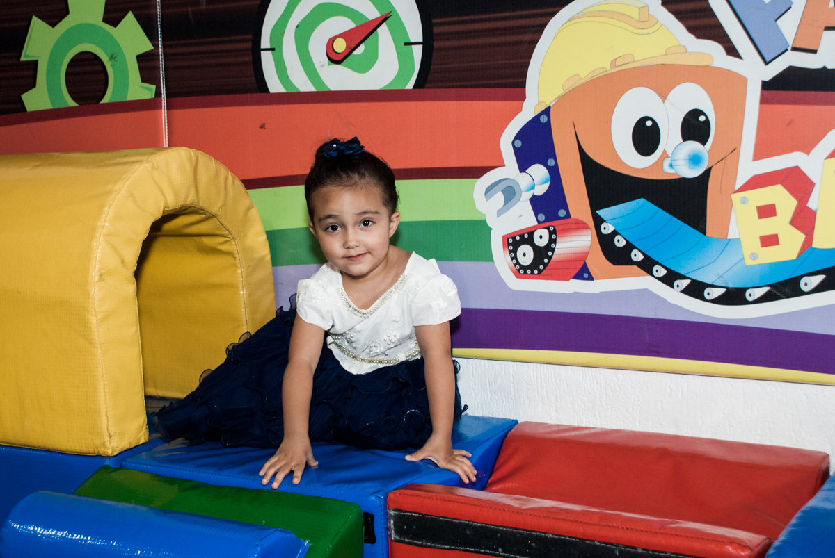 brincando na área baby no Buffet Fábrica da Alegria, Osasco, São Paulo, aniversário de Heloise 3 anos, tema da festa princesas baby