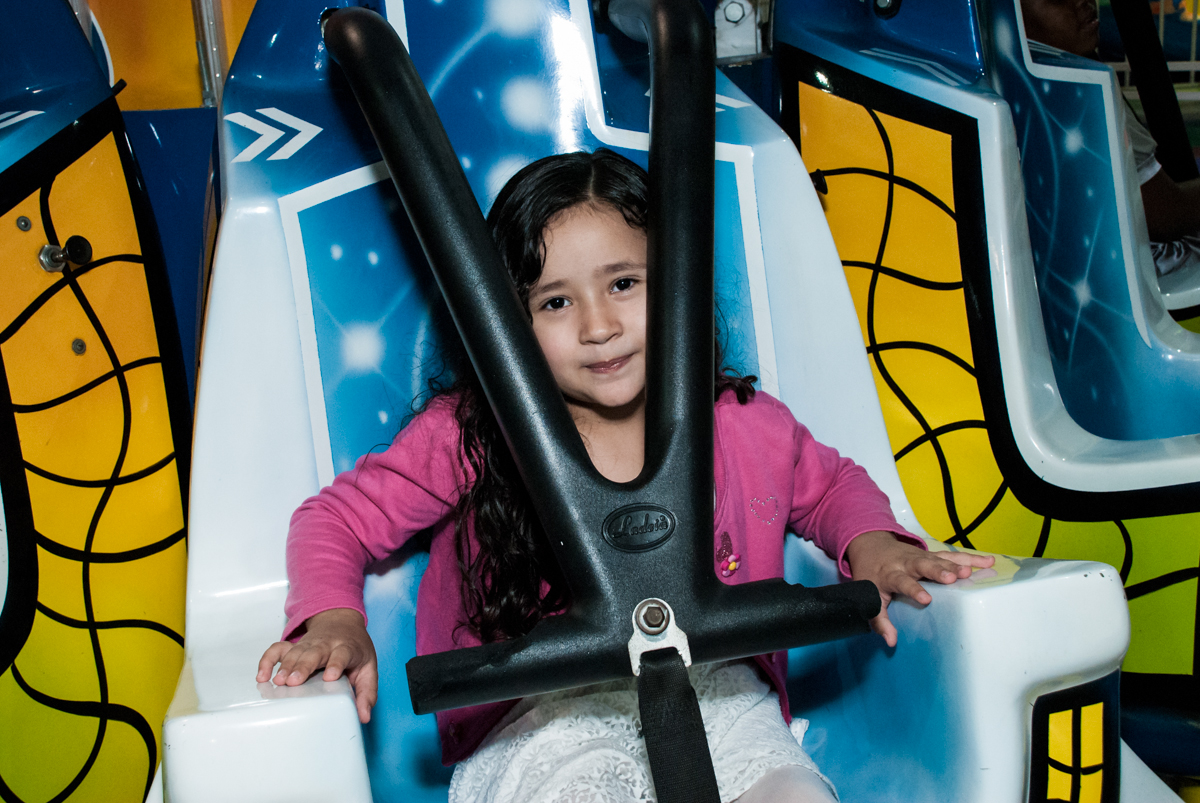 brincando no brinquedo elevador no Buffet Fábrica da Alegria, Osasco, São Paulo, aniversário de Heloise 3 anos, tema da festa princesas baby
