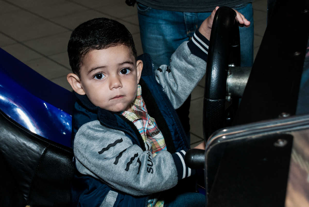 simulador de corridas divertido no Buffet Fábrica da Alegria, Osasco, São Paulo, aniversário de Heloise 3 anos, tema da festa princesas baby