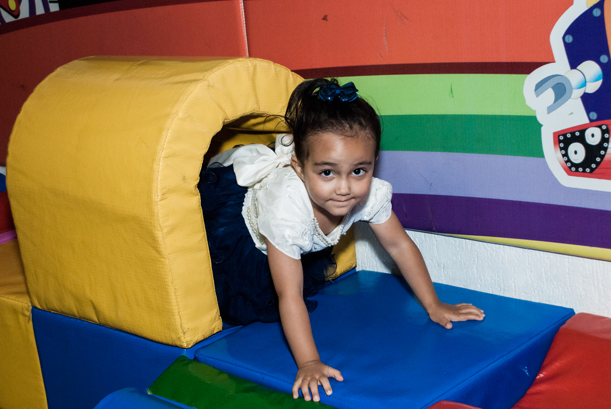passando no túnel da área baby no Buffet Fábrica da Alegria, Osasco, São Paulo, aniversário de Heloise 3 anos, tema da festa princesas baby