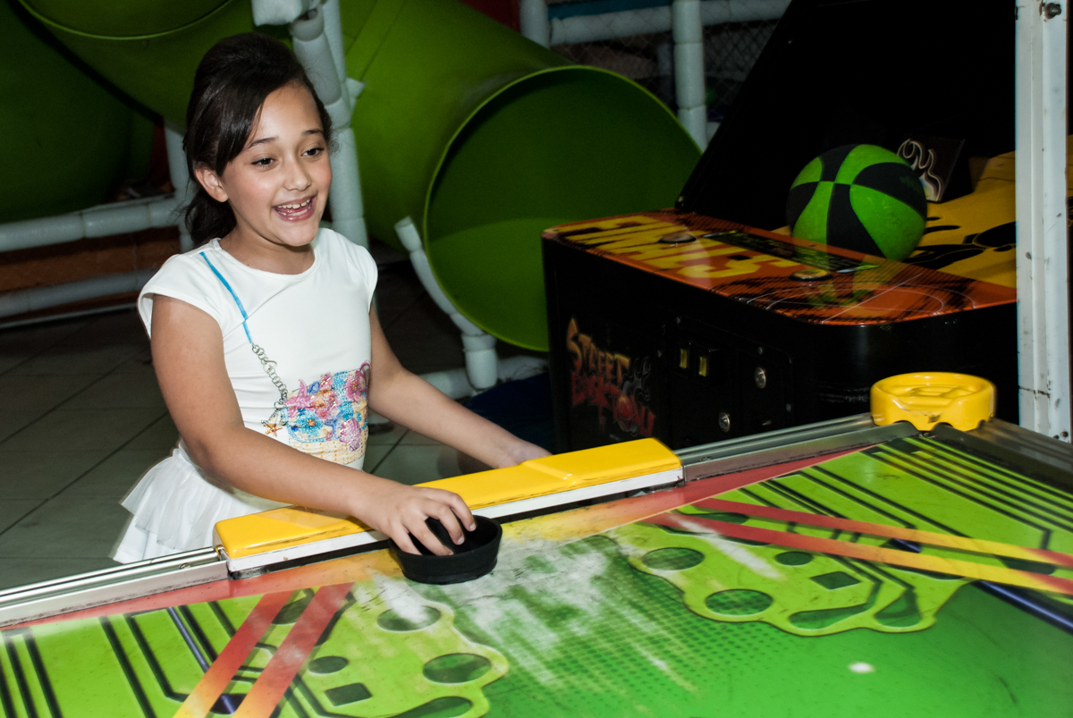 jogo de futebol divertido no Buffet Fábrica da Alegria, Osasco, São Paulo, aniversário de Heloise 3 anos, tema da festa princesas baby