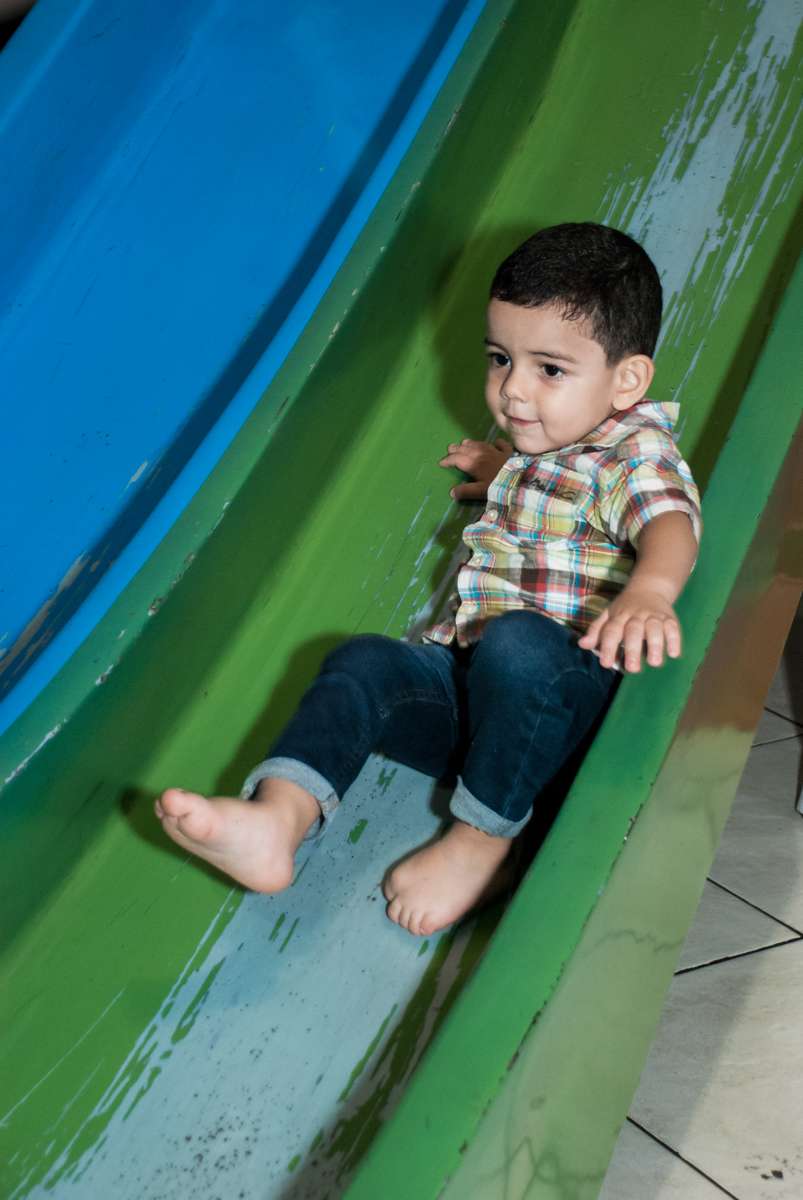 brincando no escorregador no Buffet Fábrica da Alegria, Osasco, São Paulo, aniversário de Heloise 3 anos, tema da festa princesas baby