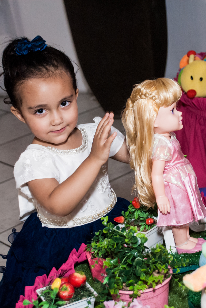 curtindo a mesa temática no Buffet Fábrica da Alegria, Osasco, São Paulo, aniversário de Heloise 3 anos, tema da festa princesas baby