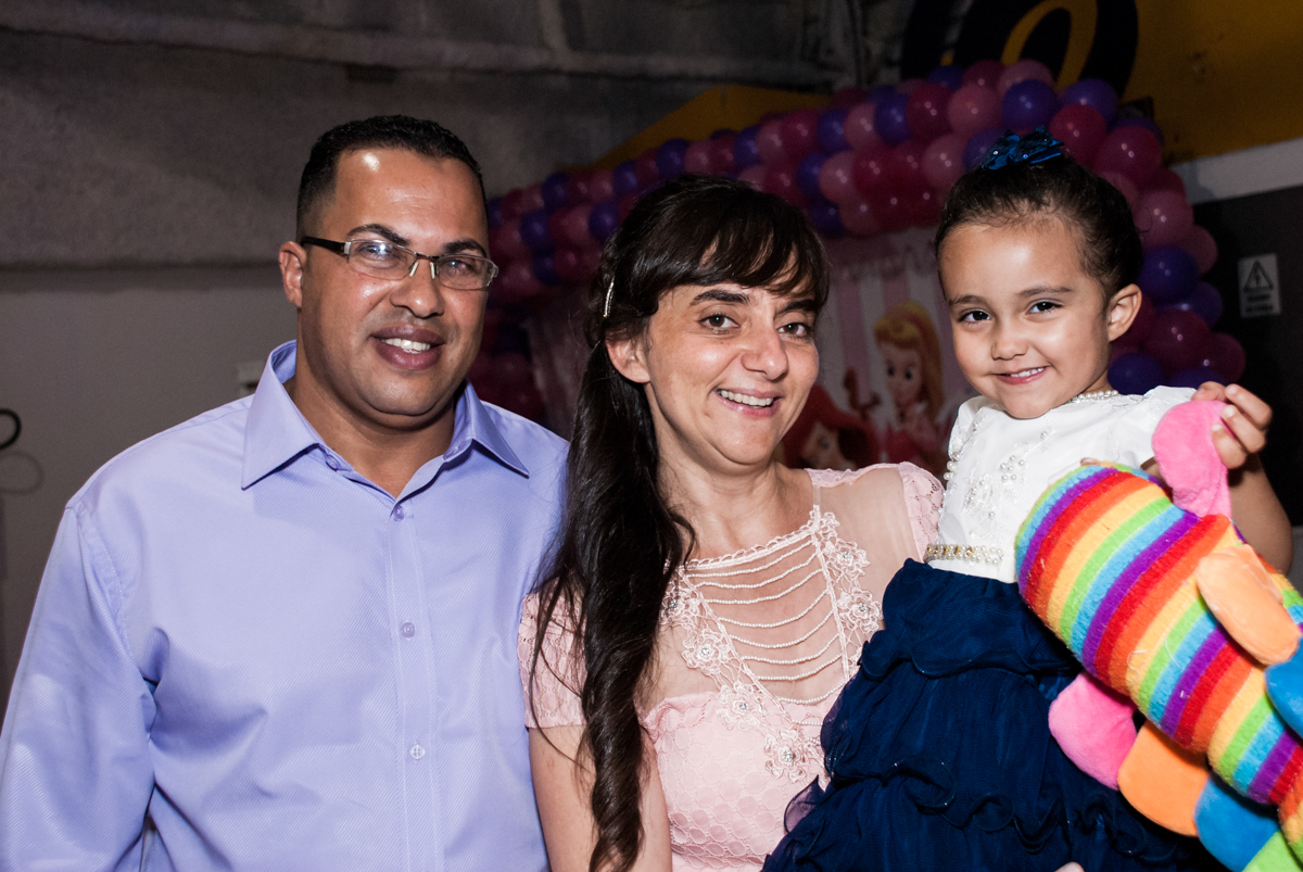 foto com os pais no Buffet Fábrica da Alegria, Osasco, São Paulo, aniversário de Heloise 3 anos, tema da festa princesas baby