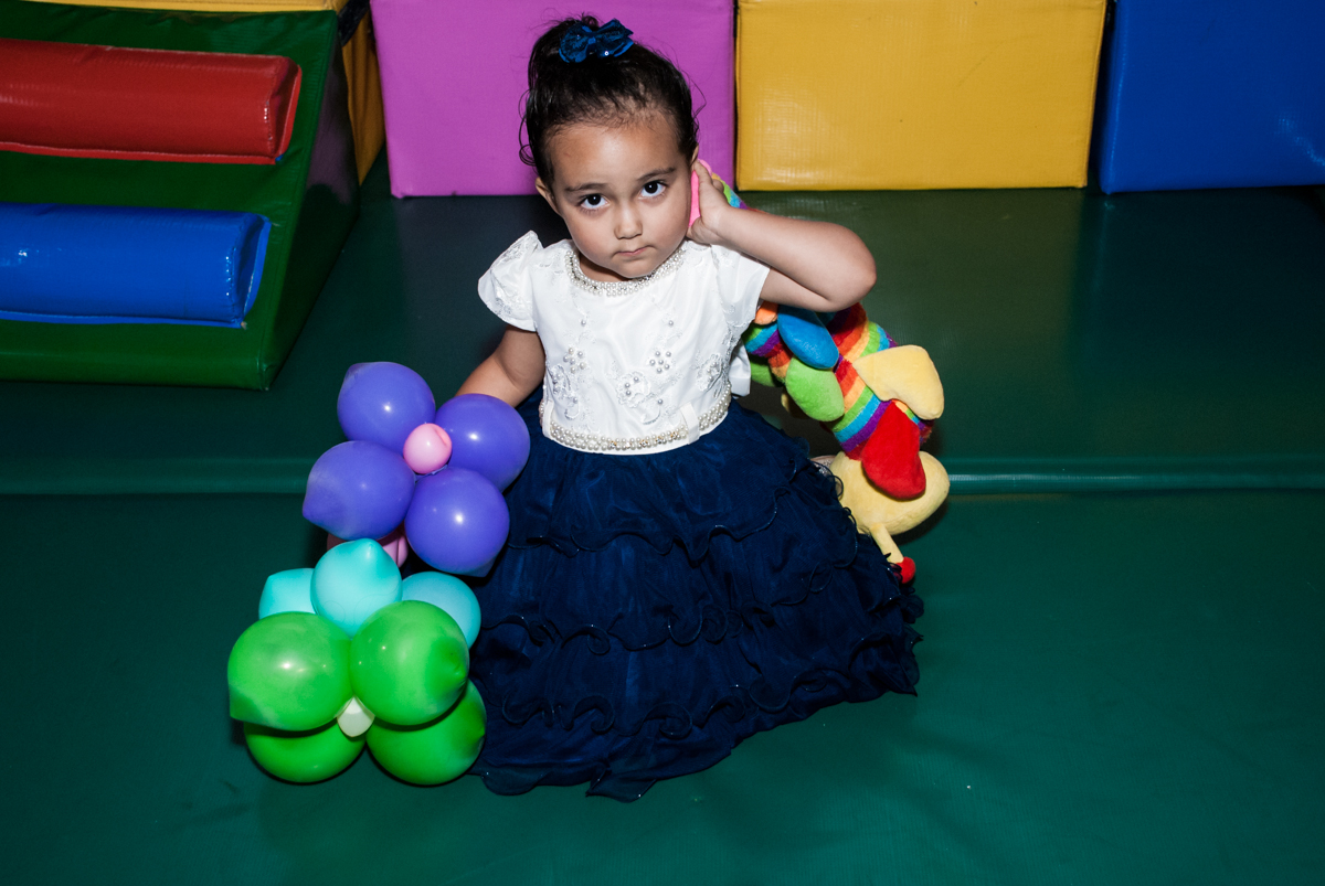 brincando com os balões no Buffet Fábrica da Alegria, Osasco, São Paulo, aniversário de Heloise 3 anos, tema da festa princesas baby