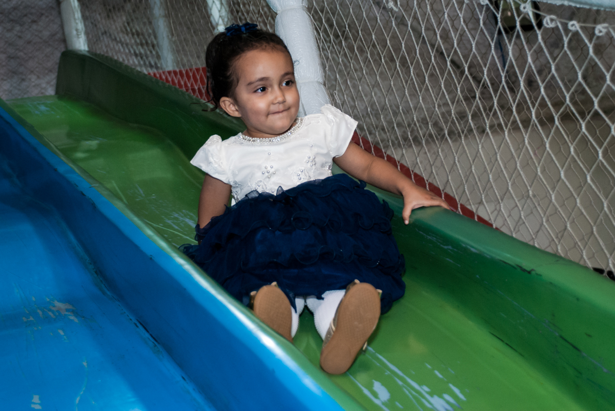 se divertindo no escorregador no Buffet Fábrica da Alegria, Osasco, São Paulo, aniversário de Heloise 3 anos, tema da festa princesas baby