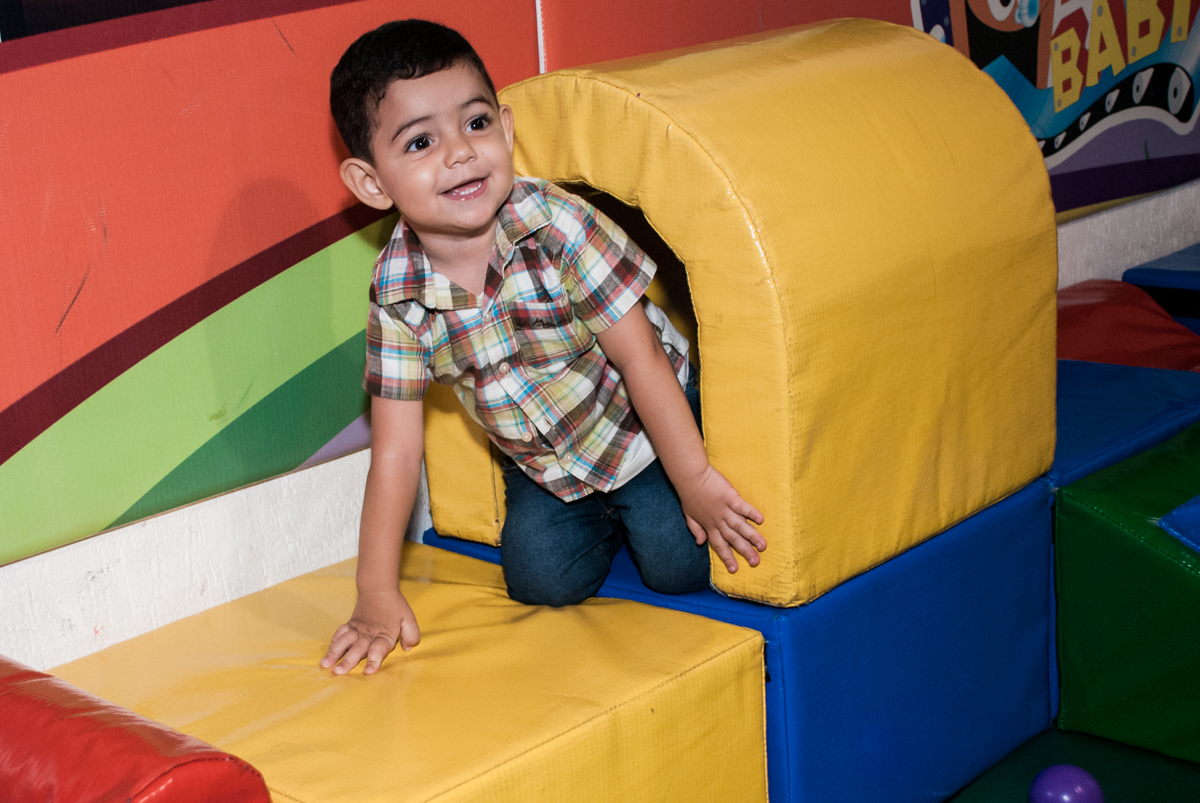 saindo do túnel no Buffet Fábrica da Alegria, Osasco, São Paulo, aniversário de Heloise 3 anos, tema da festa princesas baby