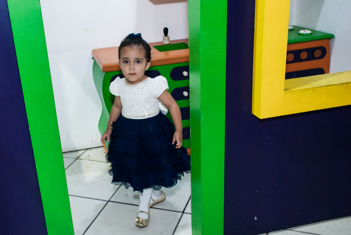 brincando na casa de bonecas no Buffet Fábrica da Alegria, Osasco, São Paulo, aniversário de Heloise 3 anos, tema da festa princesas baby
