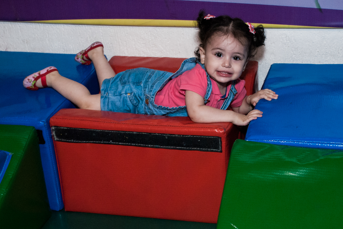 pose para a foto na área baby no Buffet Fábrica da Alegria, Osasco, São Paulo, aniversário de Heloise 3 anos, tema da festa princesas baby