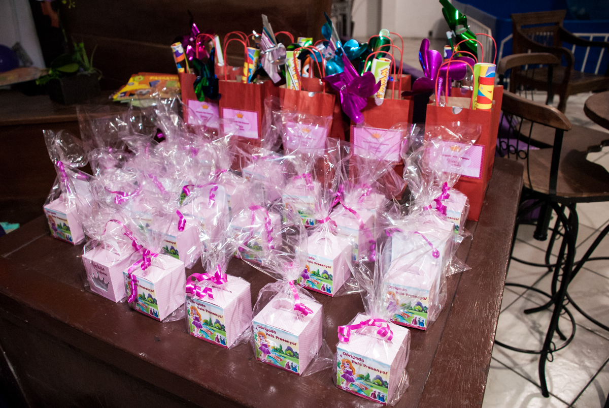 lembrancinhas das crianças no Buffet Fábrica da Alegria, Osasco, São Paulo, aniversário de Heloise 3 anos, tema da festa princesas baby
