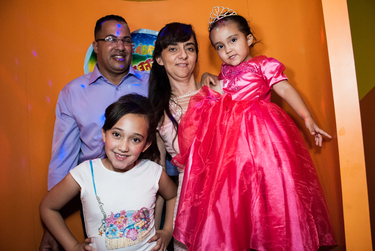 saindo da máquina do parabéns no Buffet Fábrica da Alegria, Osasco, São Paulo, aniversário de Heloise 3 anos, tema da festa princesas baby