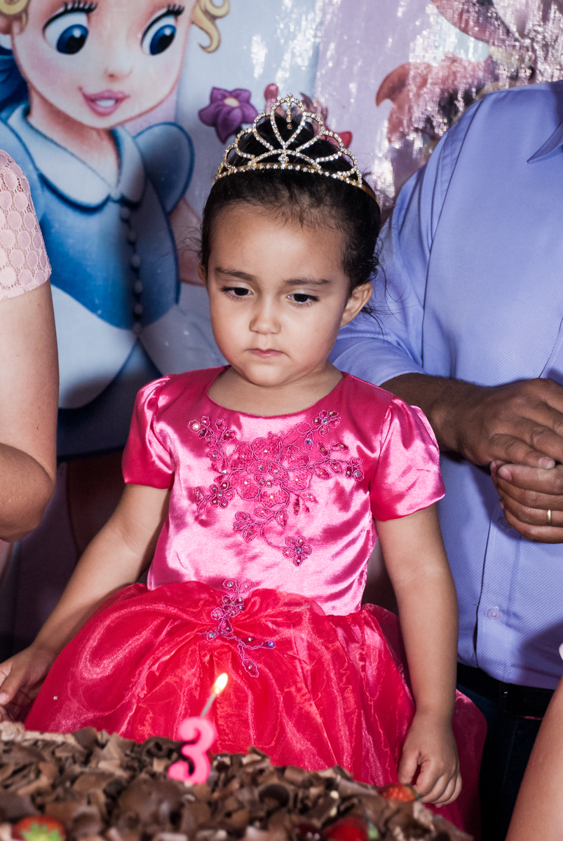 aniversariante adora a hora do parabéns no Buffet Fábrica da Alegria, Osasco, São Paulo, aniversário de Heloise 3 anos, tema da festa princesas baby