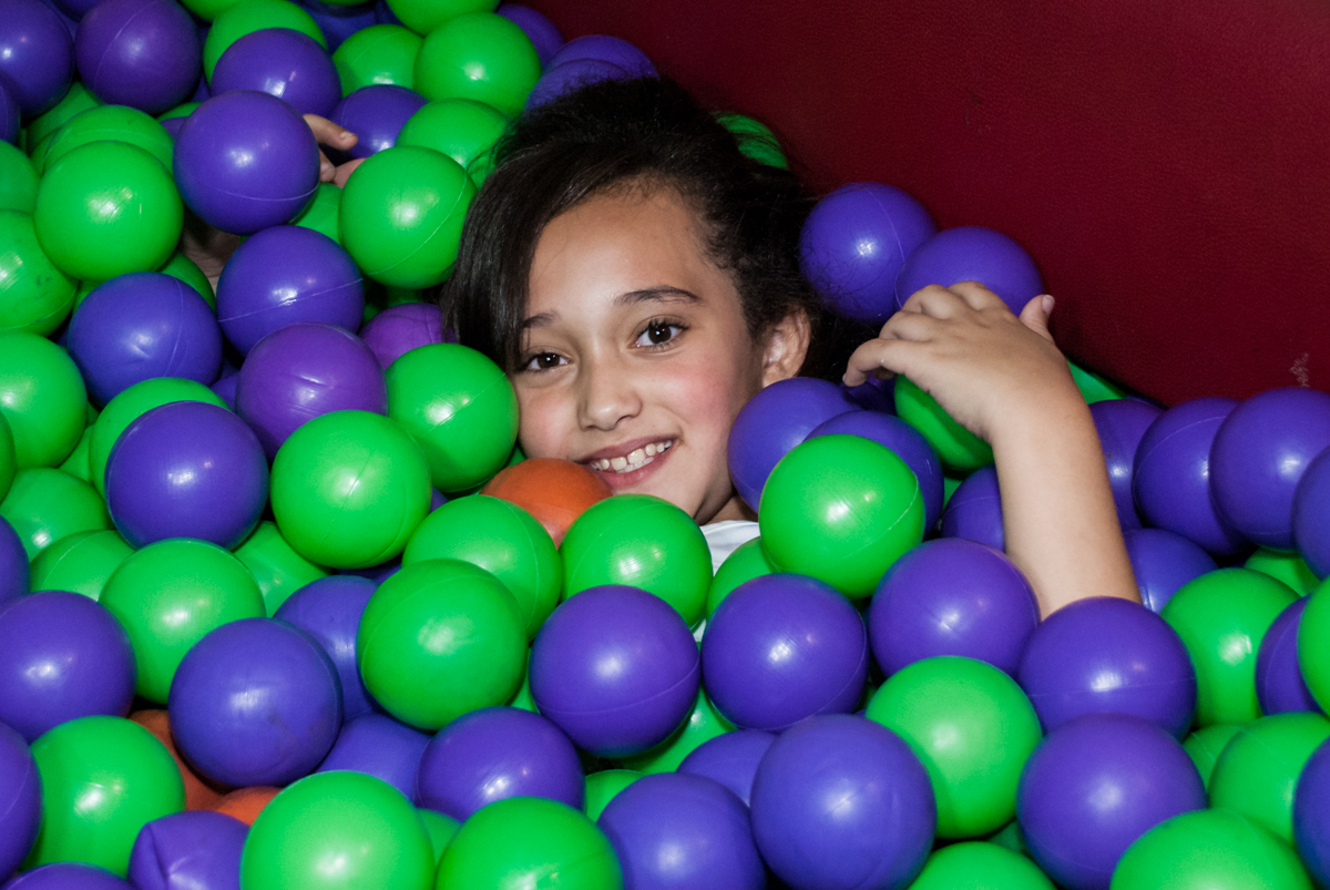 piscina de bolinhas divertida no Buffet Fábrica da Alegria, Osasco, São Paulo, aniversário de Heloise 3 anos, tema da festa princesas baby