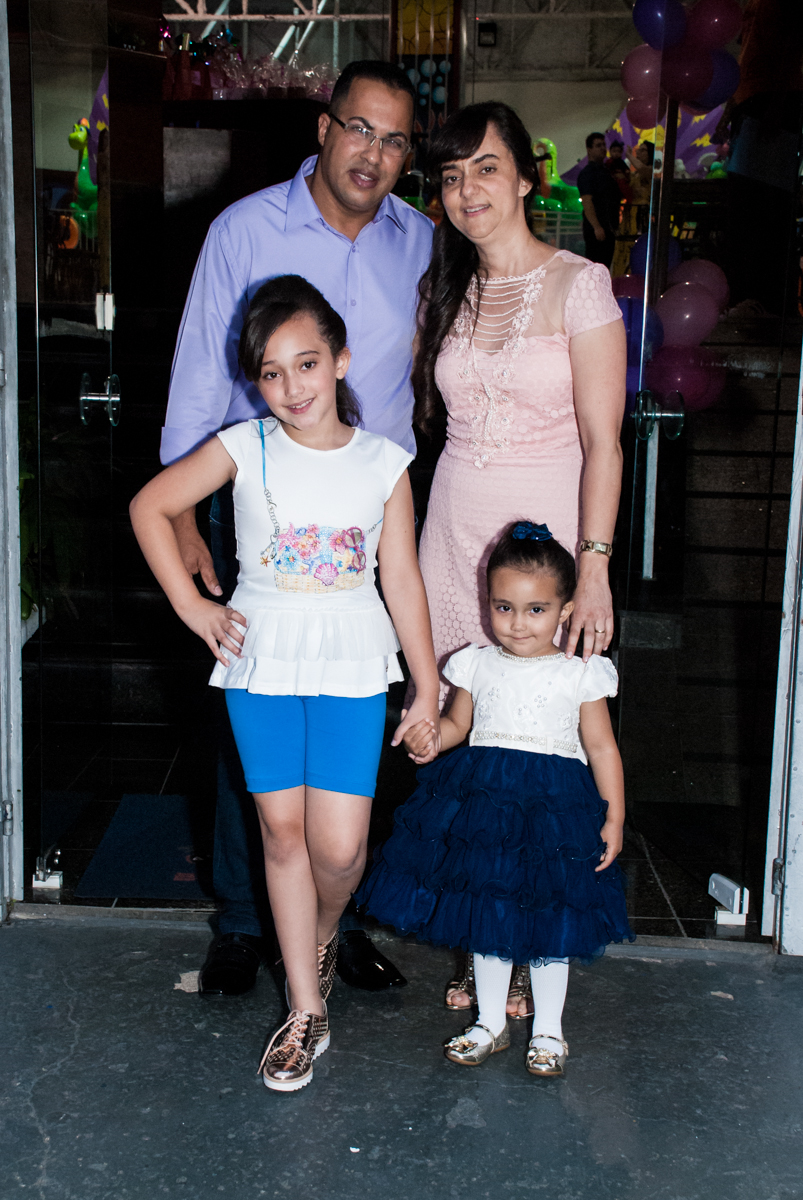 fotografia da família no arco de bexigas no Buffet Fábrica da Alegria, Osasco, São Paulo, aniversário de Heloise 3 anos, tema da festa princesas baby