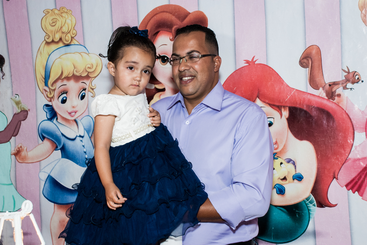 foto pai e filha no Buffet Fábrica da Alegria, Osasco, São Paulo, aniversário de Heloise 3 anos, tema da festa princesas baby